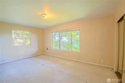 Bedroom - 105 Windfall Ln, Eastsound, WA 98245 photo 4 of 5