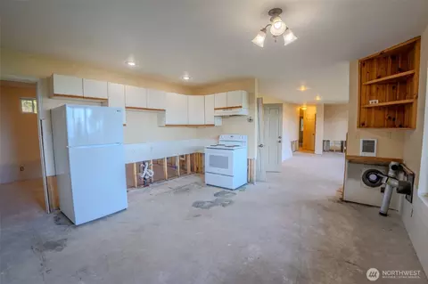 Kitchen - 105 Windfall Ln, Eastsound, WA 98245 photo 2 of 2