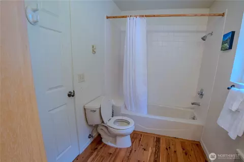 Bath - 105 Windfall Ln, Eastsound, WA 98245 photo 2 of 4