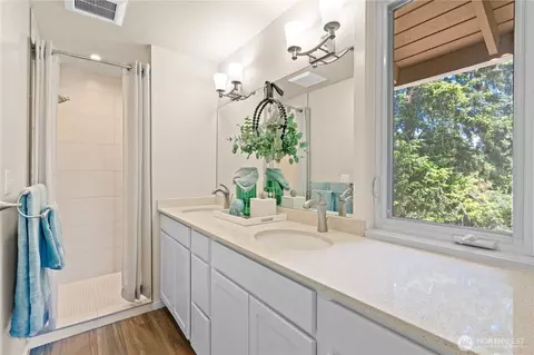 Bath - 19218 91st Ave NE, Bothell, WA 98011 photo 2 of 4