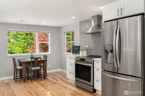 Kitchen - 11323 E Riverside Dr, Bothell, WA 98011 photo 3 of 5