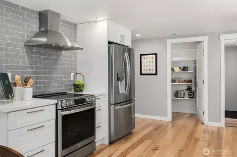 Kitchen - 11323 E Riverside Dr, Bothell, WA 98011 photo 4 of 5