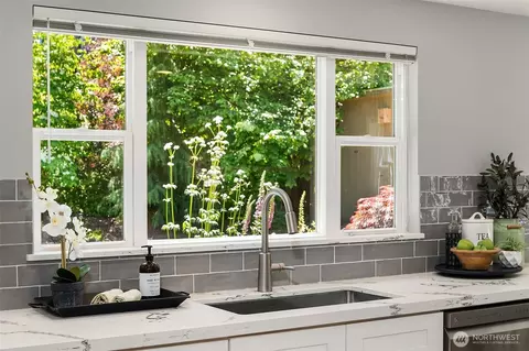 Kitchen - 11323 E Riverside Dr, Bothell, WA 98011 photo 2 of 5