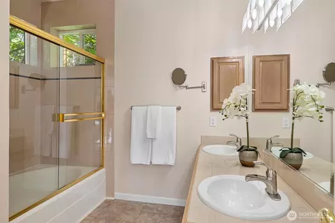 Bath - 9804 NE Riverbend Dr #B-101, Bothell, WA 98011 photo 2 of 3
