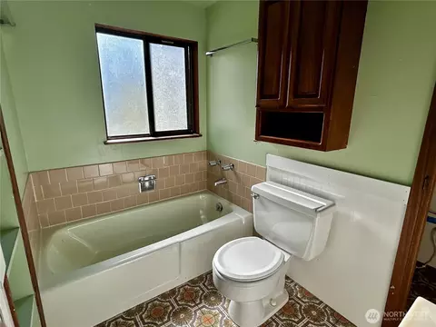 Bath - 1191 Towne Rd, Sequim, WA 98382 photo 2 of 4