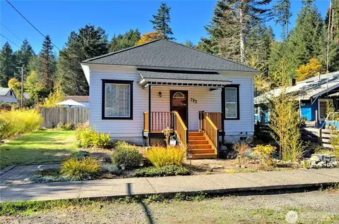 723 N 5th St, Shelton, WA 98584
