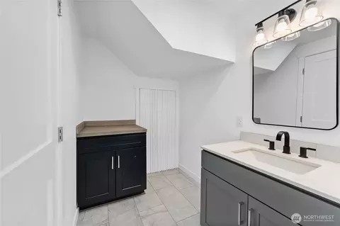 Bath - 2928 Nassau St, Everett, WA 98201 photo 2 of 3