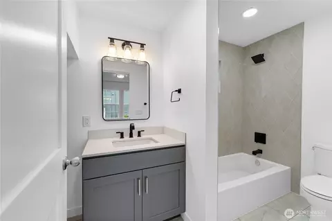Bath - 2928 Nassau St, Everett, WA 98201 photo 1 of 3