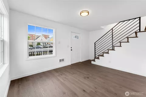 Living - 2928 Nassau St, Everett, WA 98201 photo 1 of 2
