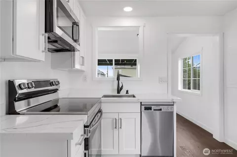 Kitchen - 2928 Nassau St, Everett, WA 98201 photo 2 of 3