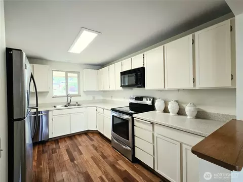 Kitchen - 1301 S 3rd Ave #2B, Sequim, WA 98382 photo 3 of 5