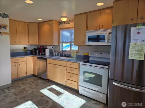 Kitchen - 1301 S 3rd Ave #2B, Sequim, WA 98382 photo 4 of 5