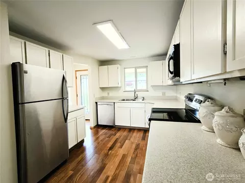 Kitchen - 1301 S 3rd Ave #2B, Sequim, WA 98382 photo 2 of 5