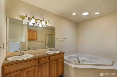 Bath - 42410 264th Ave SE, Enumclaw, WA 98022 photo 1 of 4