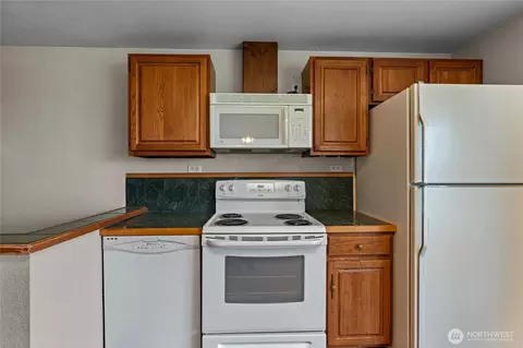Kitchen - 42410 264th Ave SE, Enumclaw, WA 98022 photo 3 of 3