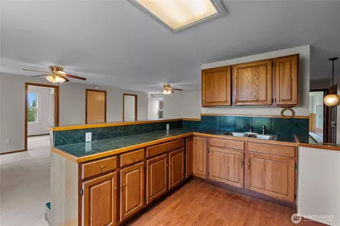 Kitchen - 42410 264th Ave SE, Enumclaw, WA 98022 photo 2 of 3