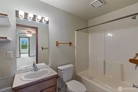 Bath - 42410 264th Ave SE, Enumclaw, WA 98022 photo 4 of 4