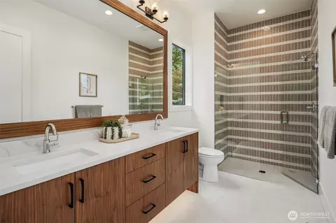 Bath - 2425 153rd Ave SE, Bellevue, WA 98007 photo 4 of 4