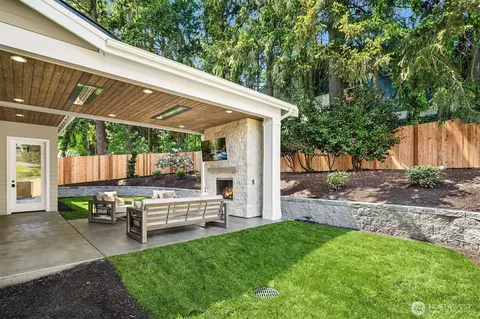 Exterior - 2425 153rd Ave SE, Bellevue, WA 98007 photo 4 of 6