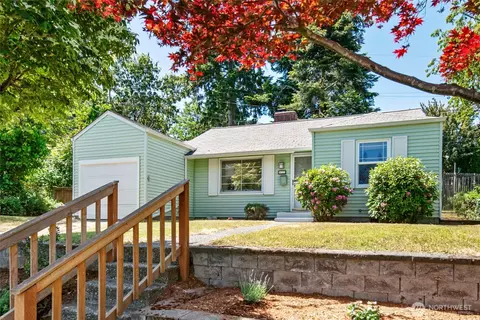 8221 23rd Ave NE, Seattle, WA 98115