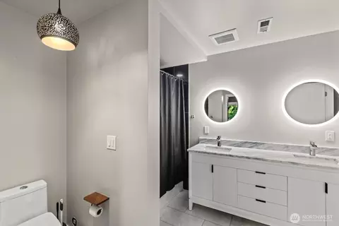 Bath - 4033 120th Pl SE, Everett, WA 98208 photo 5 of 6