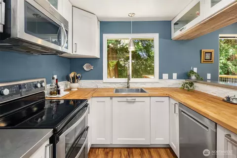 Kitchen - 16409 29th Dr SE, Bothell, WA 98021 photo 2 of 3