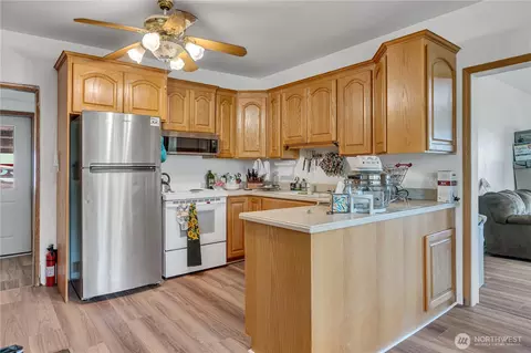 Kitchen - 20804 SE 450th St, Enumclaw, WA 98022 photo 2 of 4