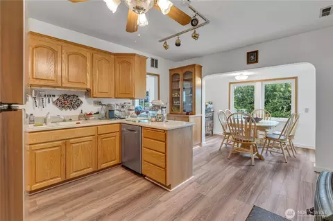 Kitchen - 20804 SE 450th St, Enumclaw, WA 98022 photo 4 of 4