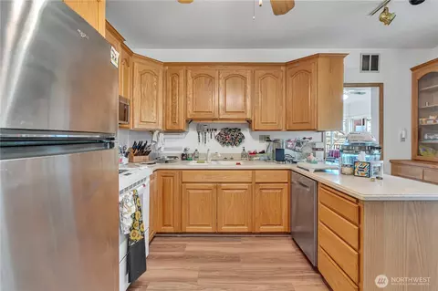 Kitchen - 20804 SE 450th St, Enumclaw, WA 98022 photo 3 of 4