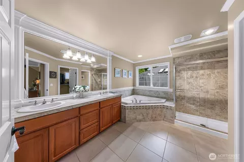 Bath - 2029 240th Pl SE, Bothell, WA 98021 photo 2 of 5