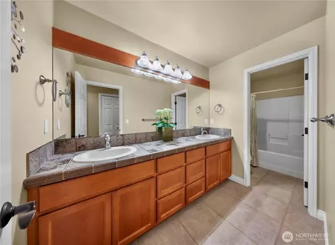 Bath - 2029 240th Pl SE, Bothell, WA 98021 photo 3 of 5