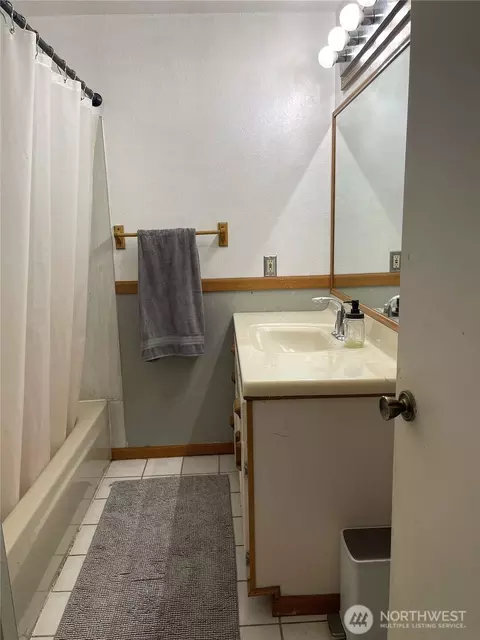Bath - 2806 86th St SE, Everett, WA 98208 photo 2 of 3