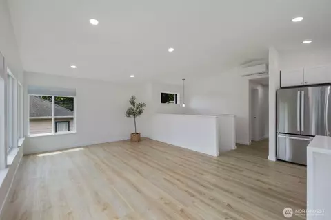Living - 2126 E Grand Ave, Everett, WA 98201 photo 4 of 5