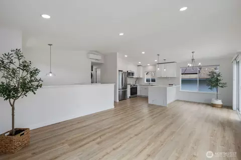 Living - 2126 E Grand Ave, Everett, WA 98201 photo 2 of 5