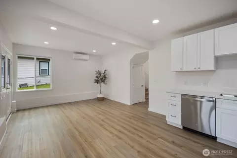 Living - 2126 E Grand Ave, Everett, WA 98201 photo 5 of 5