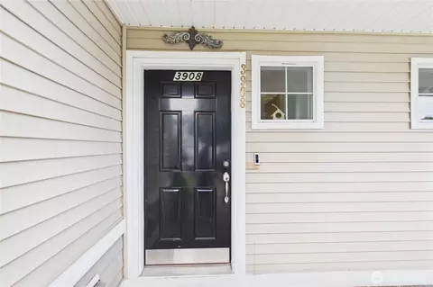 Entry Way - 3908 153rd Pl SE, Bothell, WA 98012 photo 2 of 2