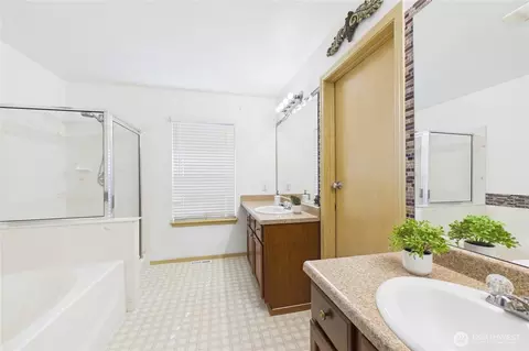Bath - 3908 153rd Pl SE, Bothell, WA 98012 photo 1 of 3