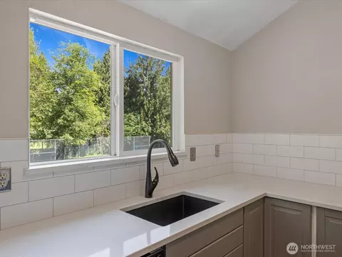 820 E Cady Rd #D202, Everett, WA 98203