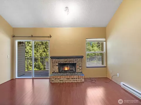 Living - 820 E Cady Rd #D202, Everett, WA 98203 photo 4 of 5