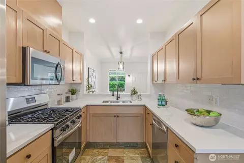 945 232nd Pl NE #945, Sammamish, WA 98074