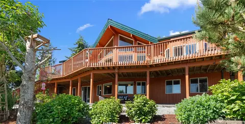 1489 Crestview Dr, Camano Island, WA 98282
