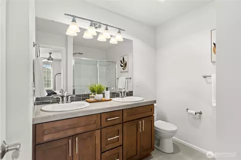 Bath - 3314 31st Dr, Everett, WA 98201 photo 1 of 4