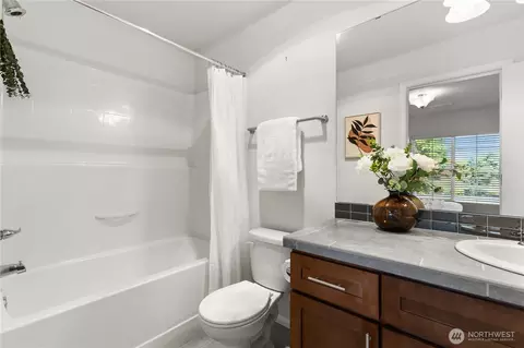 Bath - 3314 31st Dr, Everett, WA 98201 photo 3 of 4