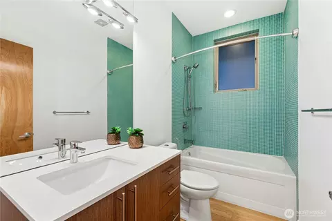 Bath - 2114 E James St, Seattle, WA 98122 photo 3 of 3