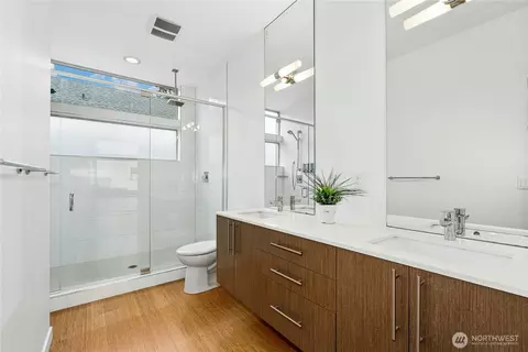 Bath - 2114 E James St, Seattle, WA 98122 photo 2 of 3
