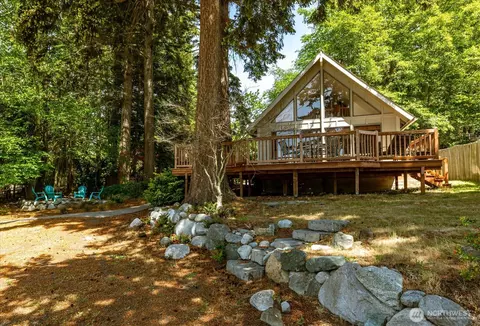 1229 Rickover Dr, Coupeville, WA 98239