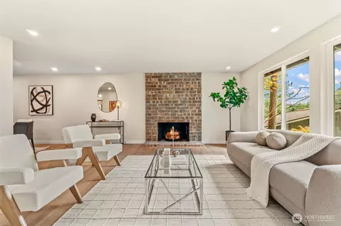 Living - 10554 NE 150th Ct, Bothell, WA 98011 photo 2 of 4