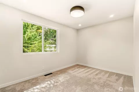 Bedroom - 10554 NE 150th Ct, Bothell, WA 98011 photo 2 of 4