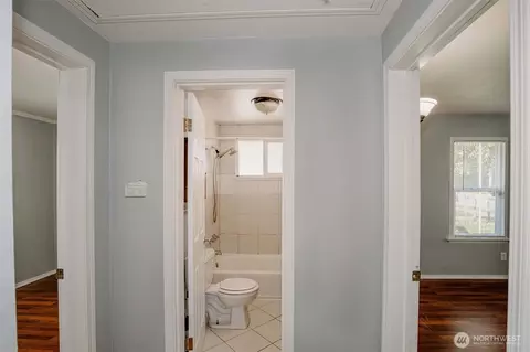 Entry Way - 2218 Summit Ave, Everett, WA 98201 photo 2 of 4