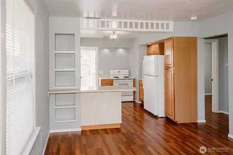 Living - 2218 Summit Ave, Everett, WA 98201 photo 4 of 5